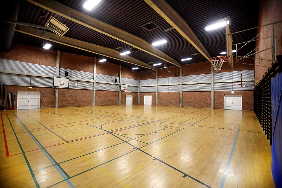 Badminton I Odder Kan Spilles I Hallen På Odder Gymnasium