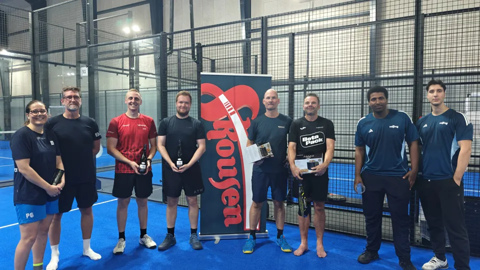 Deltagere samlet på banen efter en omgang kollegapadel i Odder Padel Center