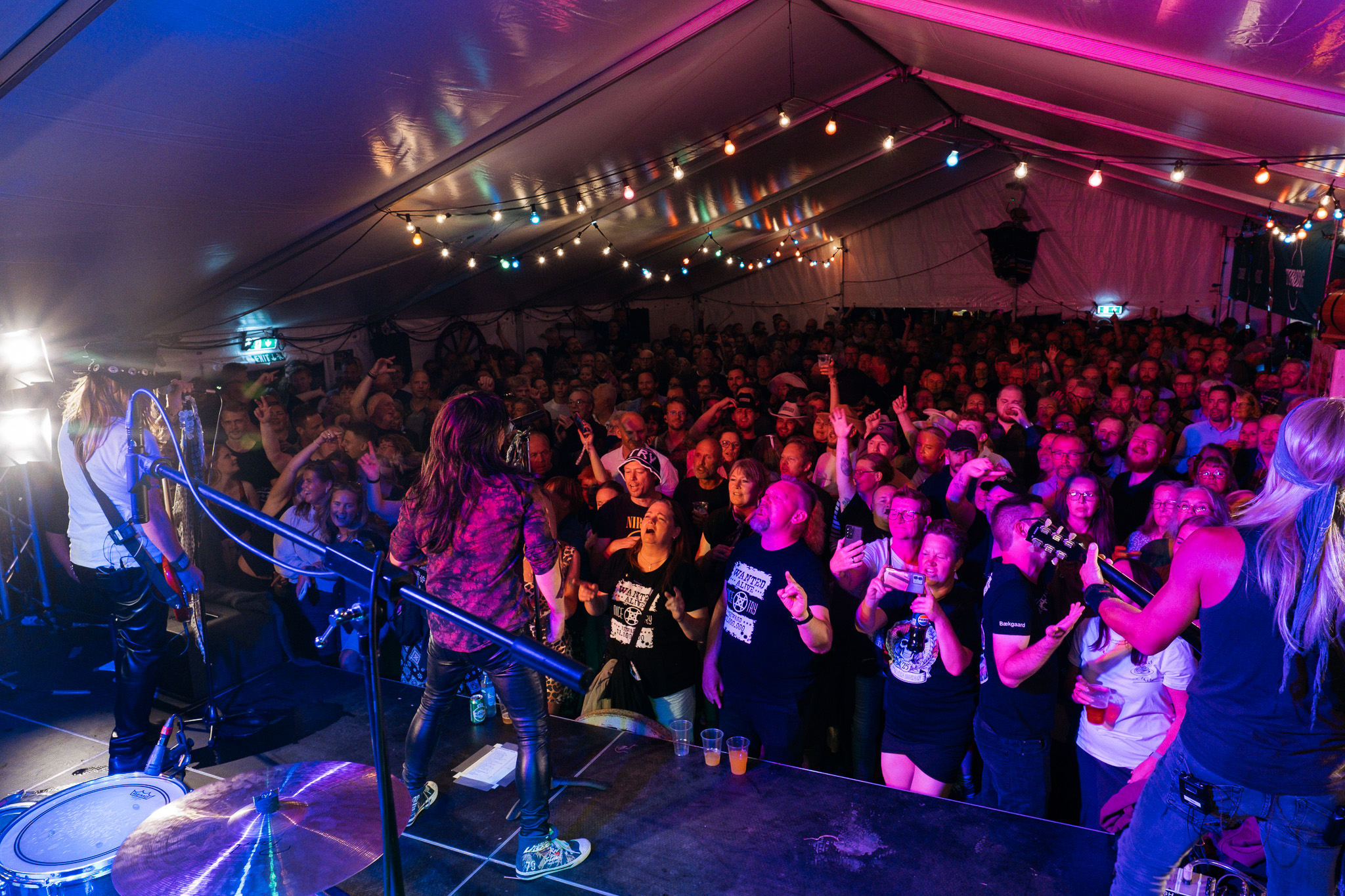 Fuldt Saloon-telt til Odder Byfest med levende musik på scenen