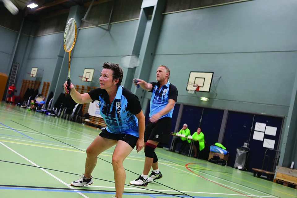 Badminton i Odder, 2 personer spiller badminton