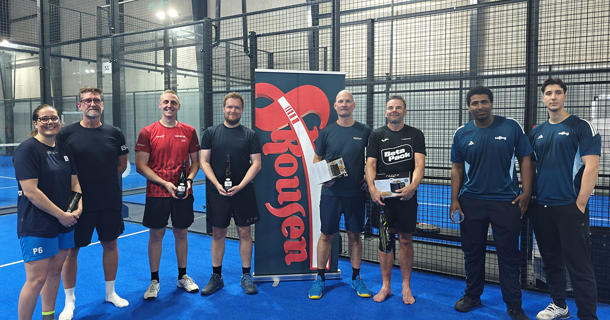 Fire padelspillere med præmier på banen efter en runde Kollegapadel